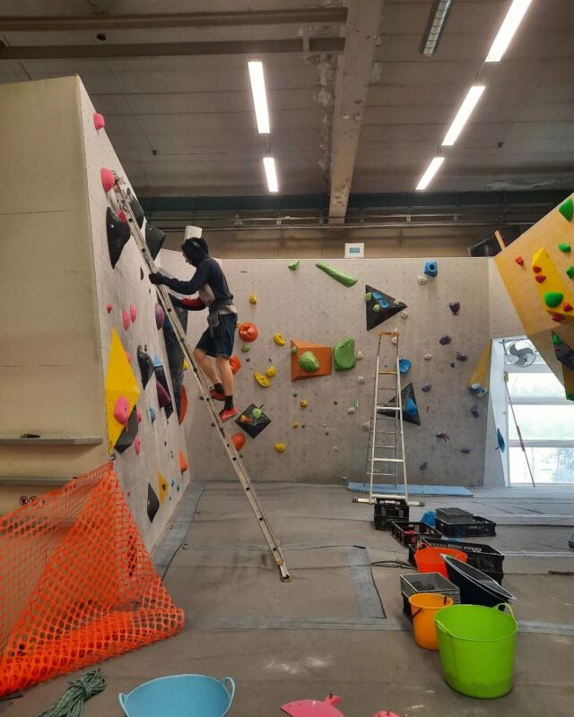 ð¢ Inför BO-kvällen!  Det kommer finnas något för alla! Allt från spicy slabs till dunder dynosð¥  Alla som kommer för att bouldra imorgon kväll betalar för ett scorecard (150kr). Detta gäller även för våra trogna kunder med årskort/klippkort.  Psst... Vill du ha lite extra utmaning? Håll utkik efter boulders med rosa tejp!  #boulderopen #bygge #klättring #comp #rosa #karbinklätterhall #hasåkul #sesimorgon
