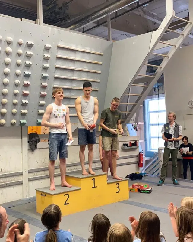 Här har vi dem! De tre finalisterna från Karbin Youngsters-tävlingen: Lukas, Erik, och Edvin! Sjukt bra kämpatððð  Och stort tack till alla som kom på avslutningen. Ni bidrog till en sådan otroligt peppande och glad stämning. Ha en underbar sommarð»  #final #tävling #comp #youngsters #avslutning #sommarlov #taimera #pepp #hejarklack #beta #karbinklätterhall