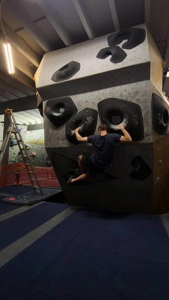 Första rundan av nya @bluepillclimbing volymer och @bloczclimbing boxar uppe✔️  #bouldering #climbing #bluepill #blocz #volymes #boxes #compstylebouldering #moreismore #thebiggerthebetter #nyagrepp #karbinklätterhall